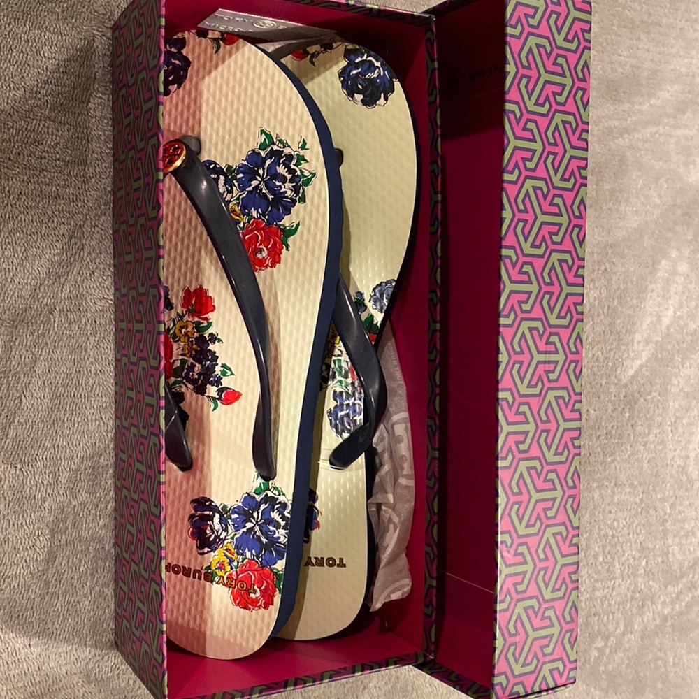 Brand new in box Tory Burch thin flip flop size 7 never worn